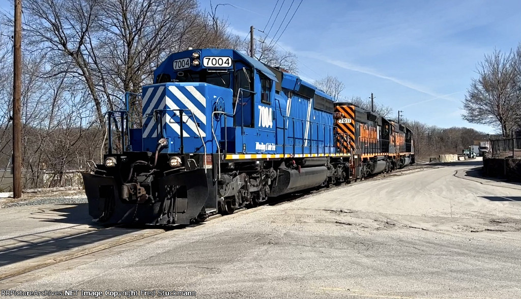 WE 7004 arrives at Summit St.